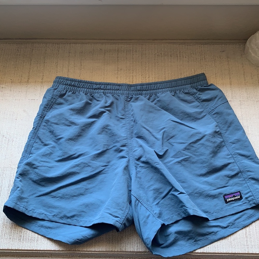 Patagonia Women’s Baggies 5” size M pigeon blue